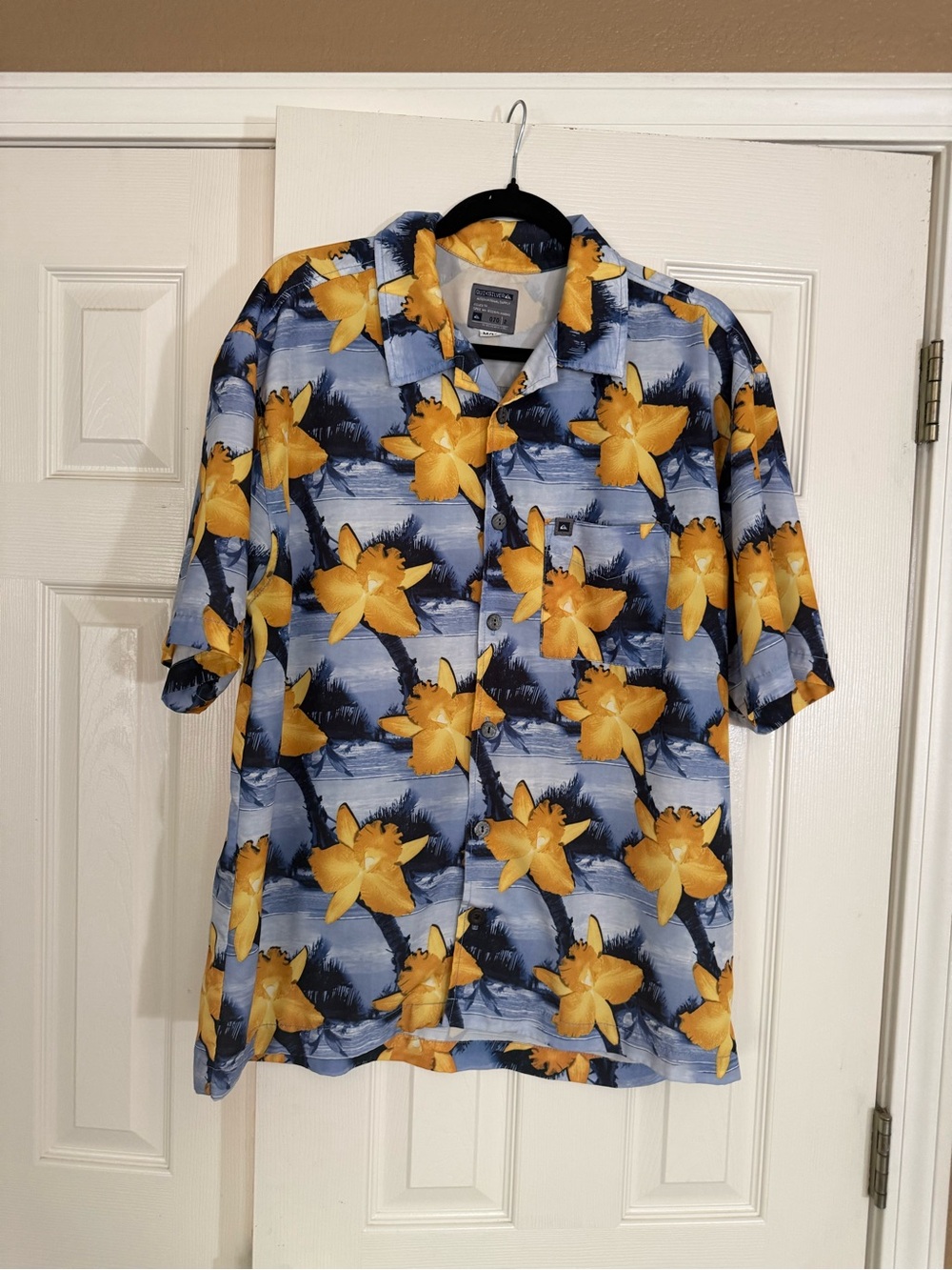 Quiksilver Tropical Hawaiian Button Up Shirt Men’s Medium Floral Blue